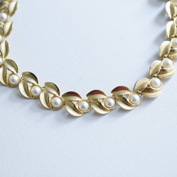 Vintage Gold Tone  an Faux Pearl Articulated Choker - Picture 6 of 8